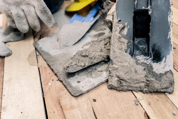 Apparatuur en gereedschappen voor de bouw op hout achtergrond. Dag van de arbeid en werknemer concept.