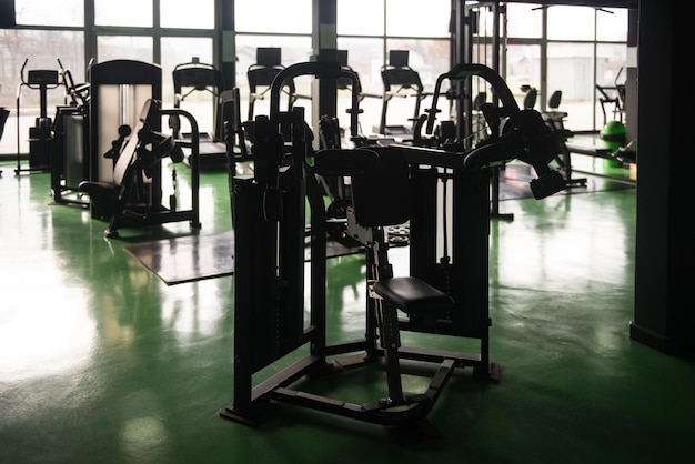 Apparatuur en machines in het moderne fitnesscentrum in de fitnessruimte