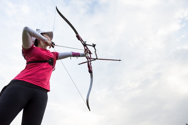 Foto apparatuur gericht concentratie boogschutter atletische