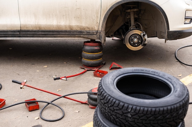 Apparatuur voor autoservice en reparatie, bandenmachine voor het balanceren van autowielen, balanceerstandaard, close-up