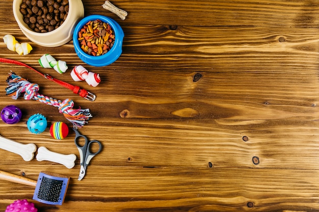 Foto apparatuur voor het verzorgen en trainen van huisdieren op een houten ondergrond