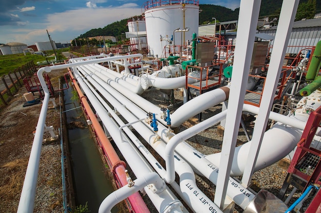 Apparatuur voor raffinaderijen voor olie- en gaskleppen in pijpleidingen bij de veiligheidsklep van de gasfabriek.