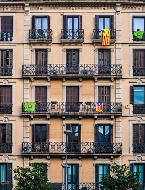 Appartement gevel met Spaanse vlag.