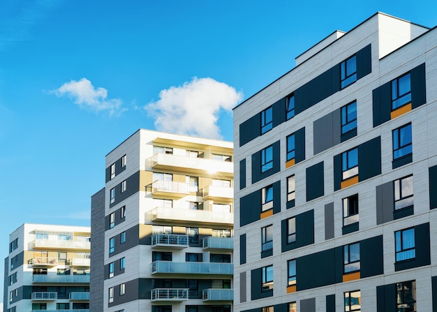 Appartement huizen en woningen residentiële gebouwen complex onroerend goed concept. Plaats voor kopieerruimte