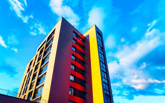 Appartement in residentieel gebouw buitenkant. Huisvestingsstructuur bij blauw modern huis van Europa. Huurwoning in stadsdeel op zomer. Architectuur voor investeringen in bedrijfsvastgoed, Vilnius, Litouwen.