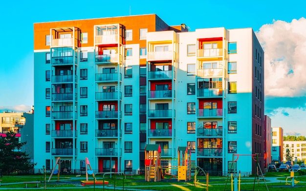 Appartement in residentieel gebouw buitenkant. Huisvestingsstructuur bij blauw modern huis van Europa. Huurwoning in stadsdeel op zomer. Architectuur voor investeringen in bedrijfsvastgoed, Vilnius, Litouwen.