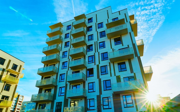 Appartement in residentieel gebouw buitenkant. Huisvestingsstructuur bij blauw modern huis van Europa. Huurwoning in stadsdeel op zomer. Architectuur voor investeringen in bedrijfsvastgoed, Vilnius, Litouwen.
