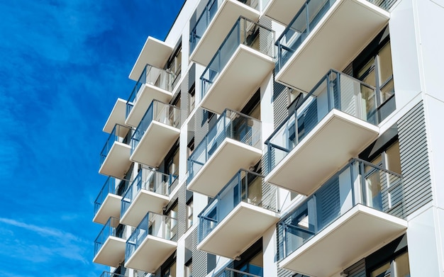 Appartement in residentieel gebouw buitenkant. Huisvestingsstructuur bij blauw modern huis van Europa. Huurwoning in stadsdeel op zomer. Architectuur voor investeringen in bedrijfsvastgoed, Vilnius, Litouwen.