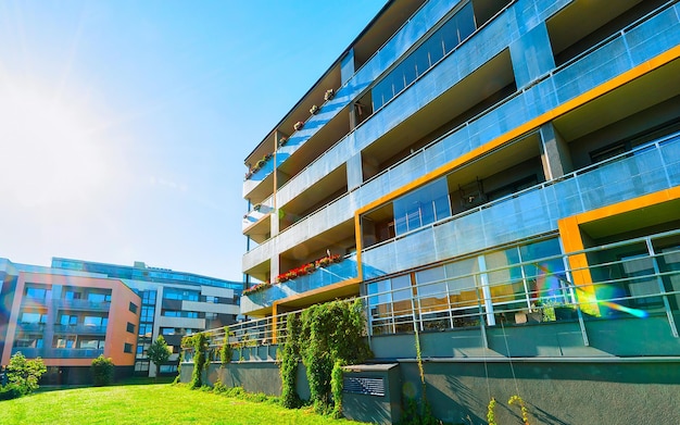 Appartement in residentieel gebouw buitenkant. Huisvestingsstructuur bij blauw modern huis van Europa. Huurwoning in stadsdeel op zomer. Hoge architectuur van muur en glas voor investeringen in bedrijfsvastgoed.