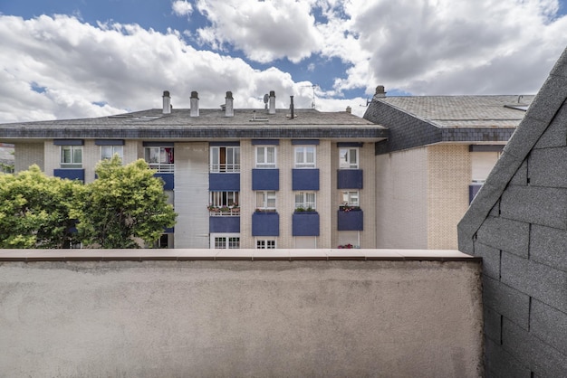 Appartement met ingerichte woonkamer met toegang tot een klein terras