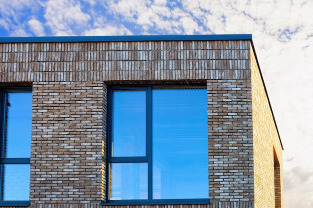 Appartement residentiële herenhuis gevel met een lege plaats voor de kopieerruimte. Blauwe lucht op de achtergrond.