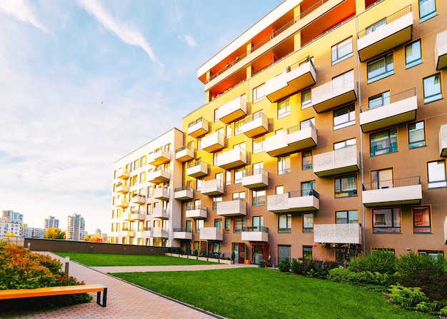 Appartement residentiële moderne woning en woningbouw met buitenfaciliteiten. Een nieuw huisconcept.