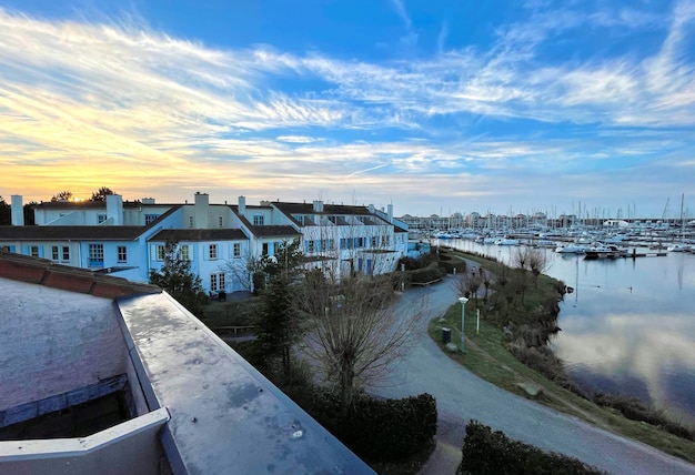 Appartementen aan een zeehaven in de zonsondergang in nederland