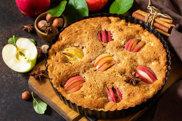 Appel bakken seizoensgebonden appeltaart met hazelnoot en kaneel op een rustieke houten tafel