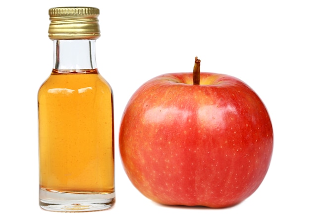 Appel- en appelciderazijn in glazen fles op witte achtergrond