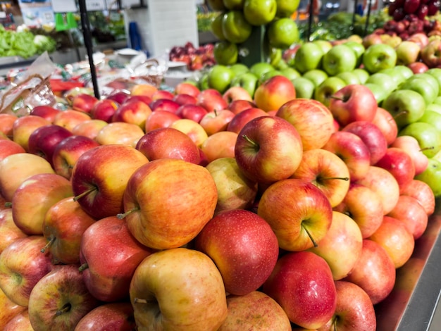 Appel en groene appel in de supermarkt Groenten en fruit uitgestald zodat de consument kan kiezen
