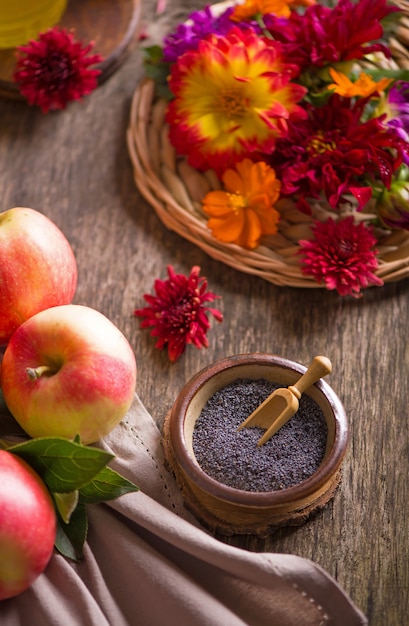 Appel en honing, traditionele gerechten van de joodse nieuwjaarsviering, Rosh Hashana. Selectieve aandacht