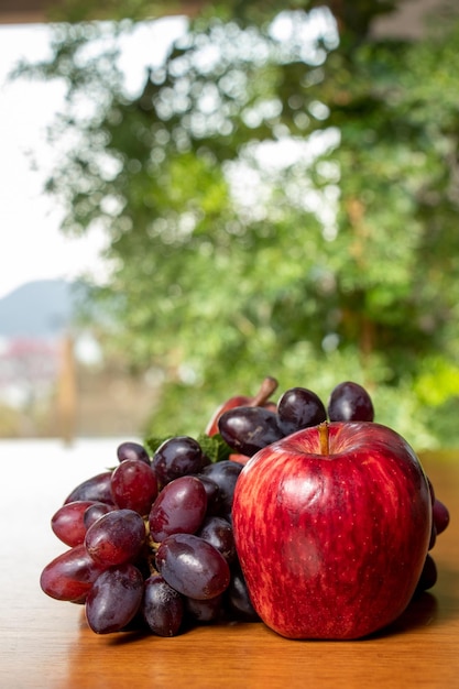 appel en tros druiven op tafel, fruit als ontbijt