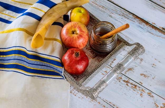 Appel, granaatappel en honing van joods nieuwjaar Rosh Hashana torah boek
