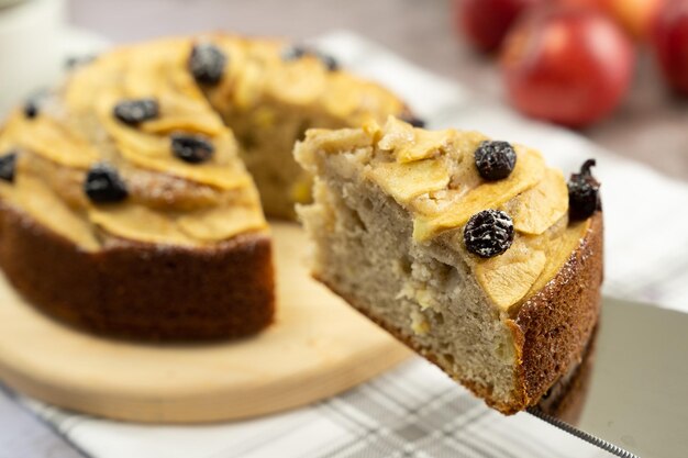 Appel-kaneelcake met rozijnen