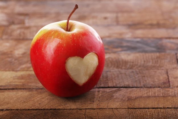 Appel met hart op houten tafel