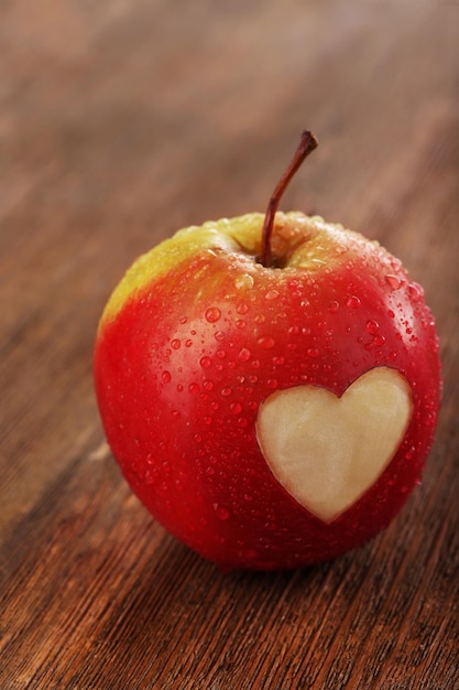 Appel met hart op houten tafel