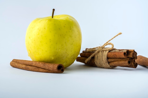 appel met kaneel geïsoleerd op een witte achtergrond