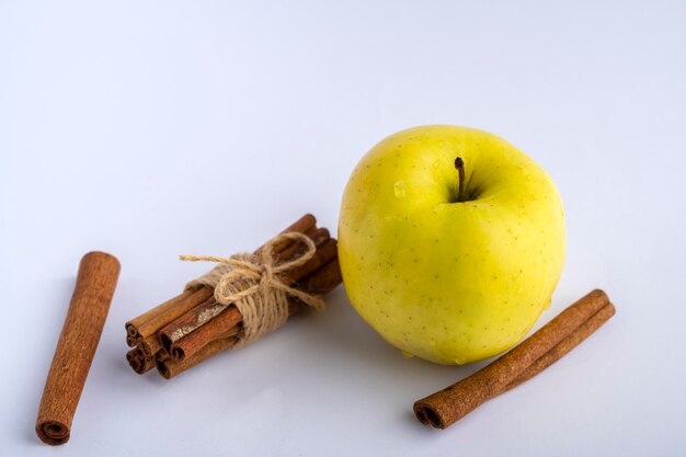 appel met kaneel geïsoleerd op een witte achtergrond