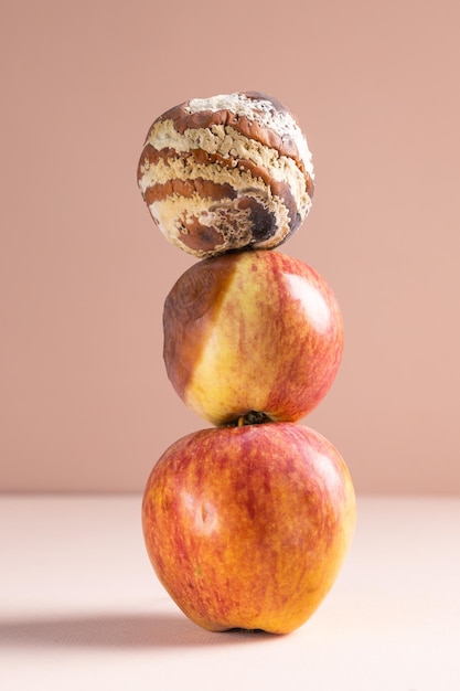 Appel met schimmel en verse appel op achtergrond schimmelgroei en voedselbederf concept