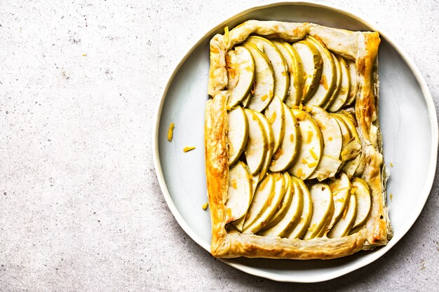 Appel met sinaasappelschil en honingbladerdeeg