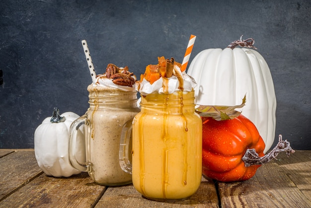 Appel-, pompoen- en pecantaart-smoothie-drankjes. Traditionele herfst bakken cake smaak cocktails set, op donkere houten achtergrond kopie ruimte