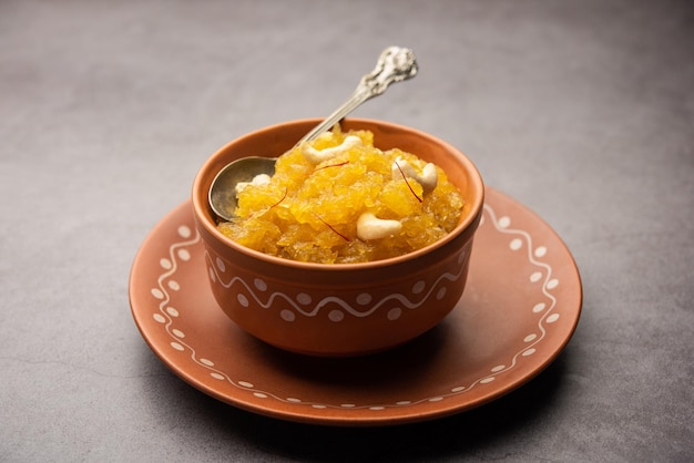 Appel sheera of pudding of halwa