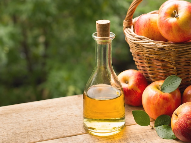 Appelazijn in fles met appel zomerdag