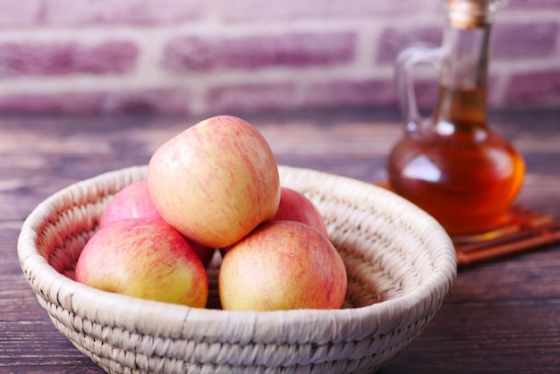 Appelazijn in glazen fles met verse groene appel op tafel