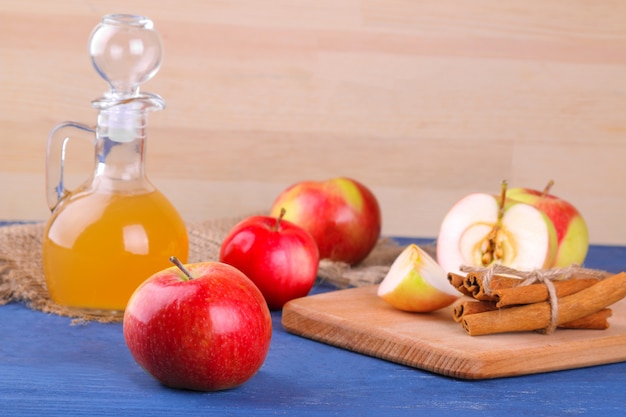 Appelazijn met verse rijpe appels op een houten achtergrond