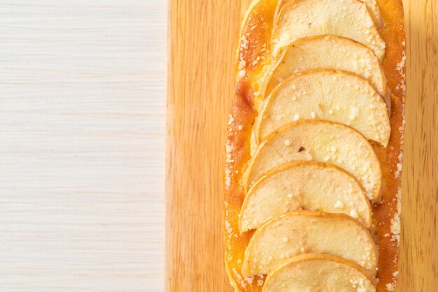 Appelbrood verkruimeld op een houten bord