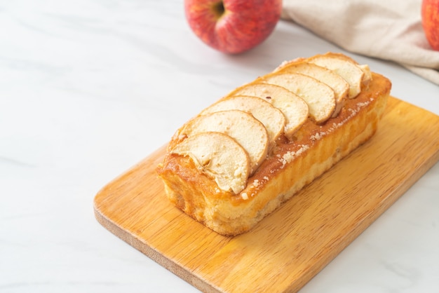 Appelbrood verkruimelde cake op een houten bord