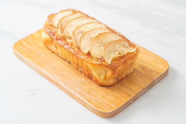 Appelbrood verkruimelde cake op een houten bord