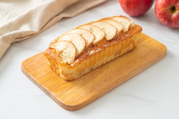 Appelbrood verkruimelde cake op een houten bord