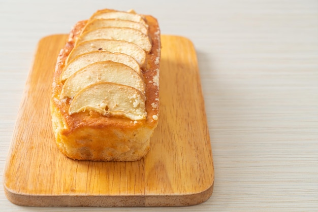 Appelbrood verkruimelde cake op een houten bord