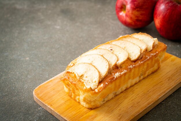 Appelbrood verkruimelde cake op een houten bord