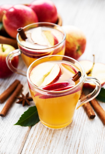 Appelcider met kaneelstokjes