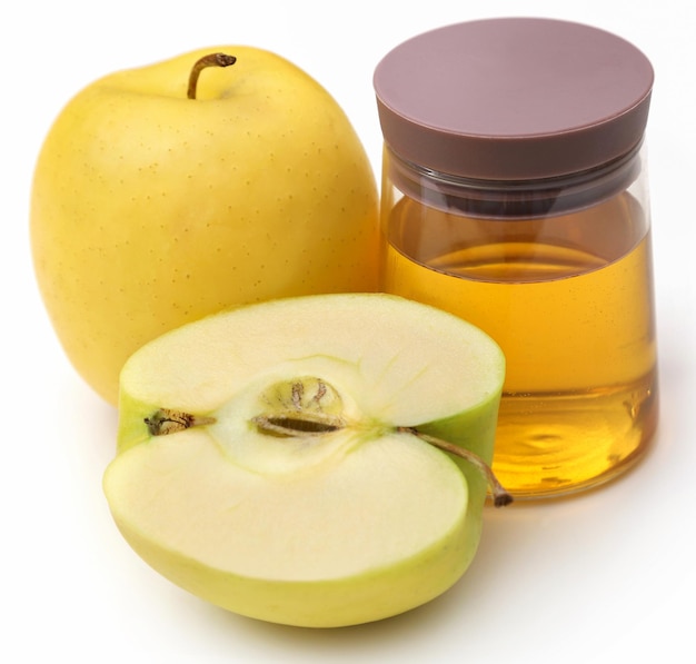 Appelciderazijn met vers fruit op wit