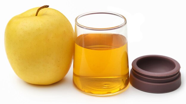 Appelciderazijn met vers fruit op wit