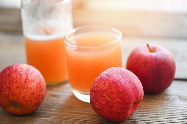 Appelciderazijn natuurlijke remedies en geneeswijzen voor veel voorkomende gezondheidstoestand rauwe en ongefilterde biologische appelciderazijn in glas met appelfruit op de houten tafel