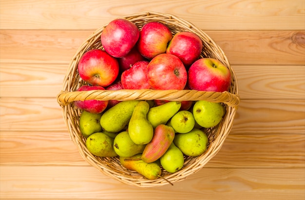 Foto appelen en peren in de mand. herfst fruit.