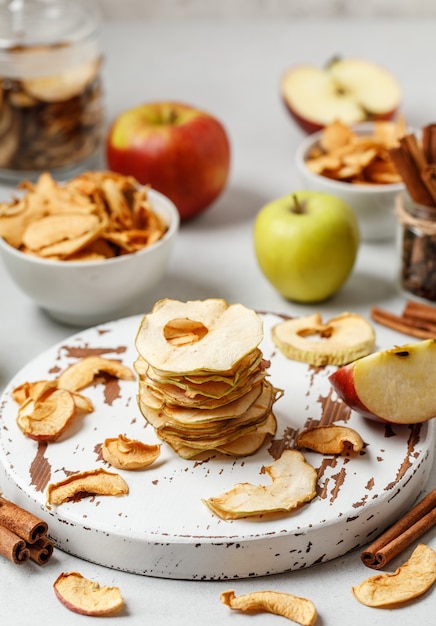 Appelfrips Gedroogde appels op witte achtergrond