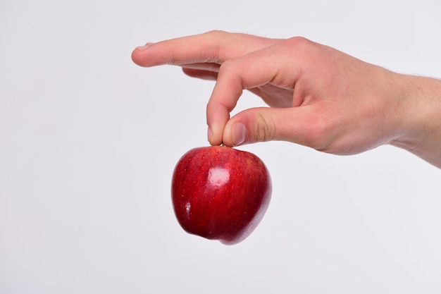 Appelfruit dat op lichtgrijze achtergrond wordt geïsoleerd