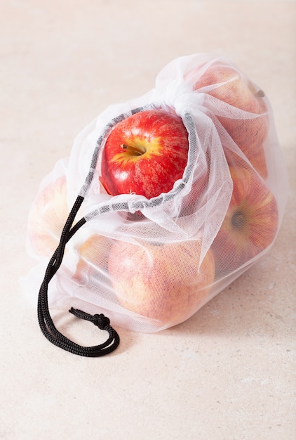 Appelfruit in herbruikbare mesh nylon tas, plasticvrij afvalconcept