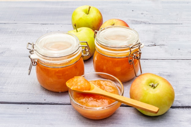 Appeljam, confituur, chutney in een glazen pot